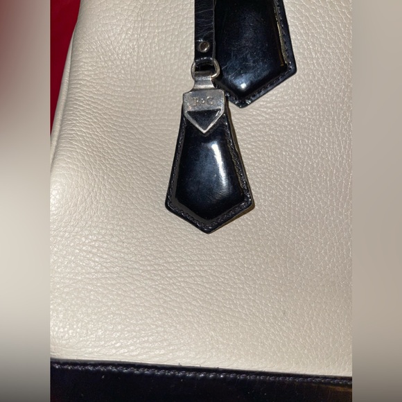 Rossi & Caruso Cream & Black Hand Bag.  Call outs. See pics - Picture 2 of 16